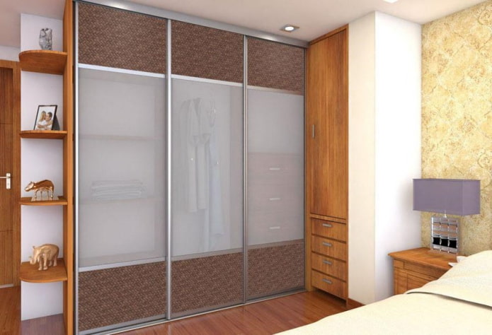 Armoire coulissante avec garniture de façade en rotin dans la chambre