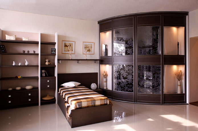 armoire dans la chambre à coucher