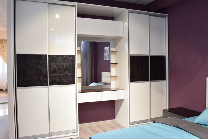 Armoire avec coiffeuse dans la chambre