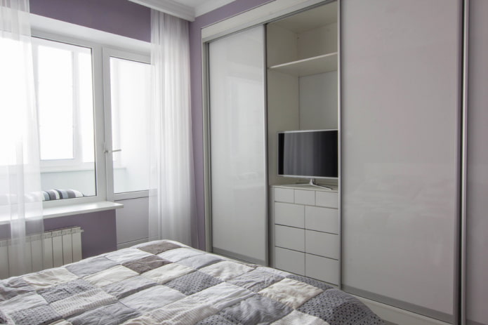 Armoire avec TV dans la chambre