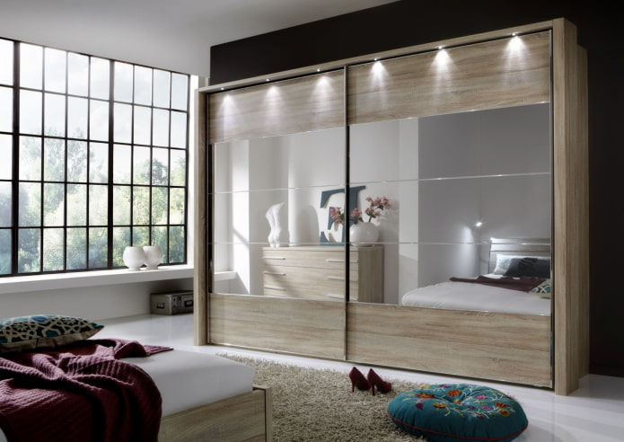 une armoire coulissante avec éclairage à l'intérieur de la chambre