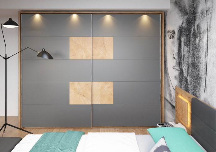 une armoire coulissante avec éclairage à l'intérieur de la chambre
