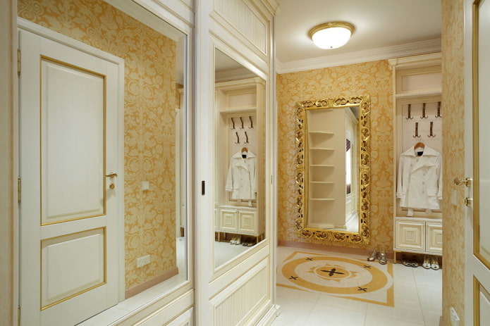Armoire de style classique dans le couloir