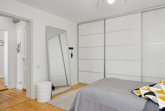 Une armoire laconique de style scandinave