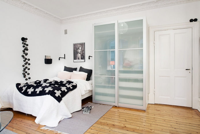 Une armoire à compartiments avec portes transparentes