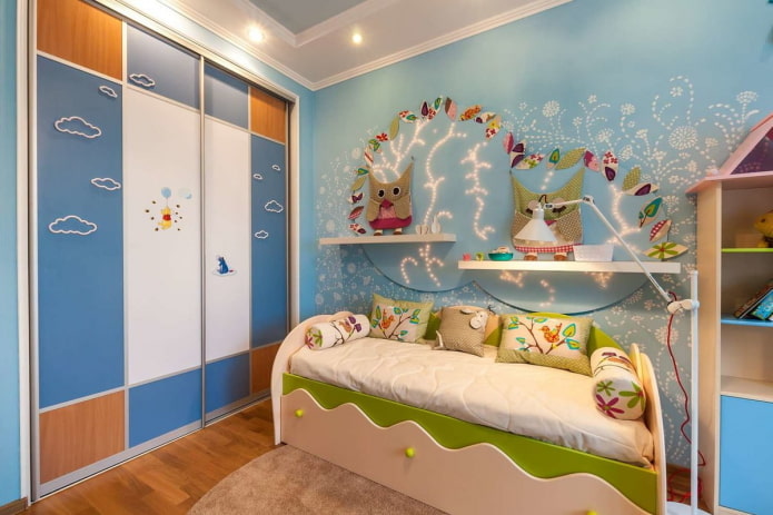 Armoire coulissante à l'intérieur de la chambre d'enfant