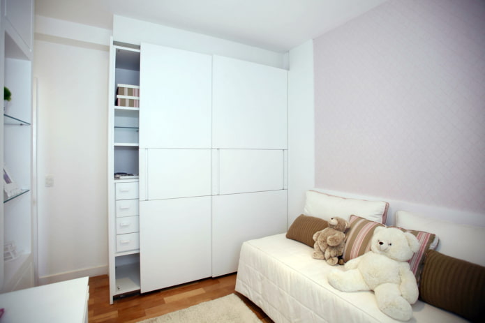 Armoire encastrée blanche dans la chambre d'enfant