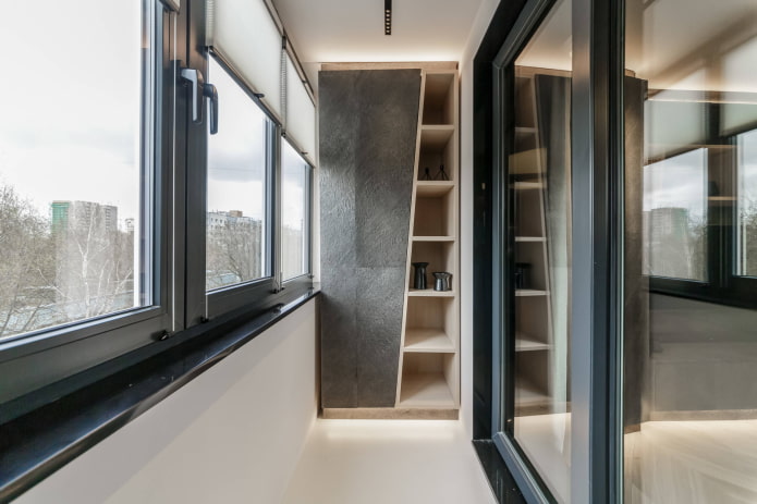 Armoire à portes biseautées