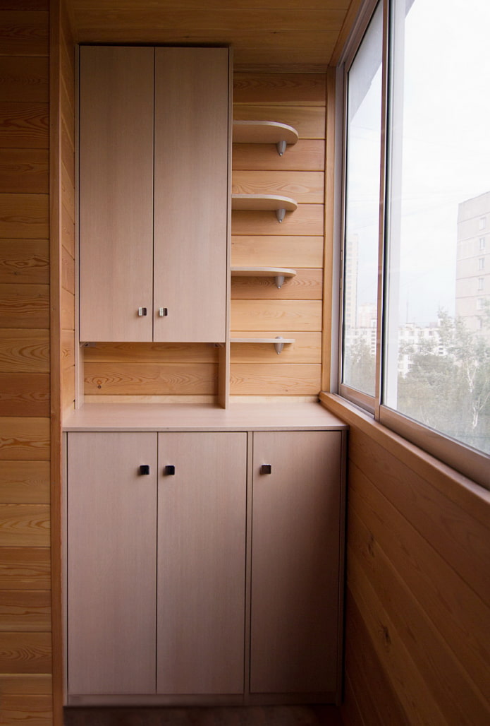 Armoire avec étagères extérieures