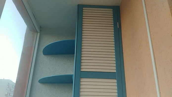 Armoire à portes persiennes