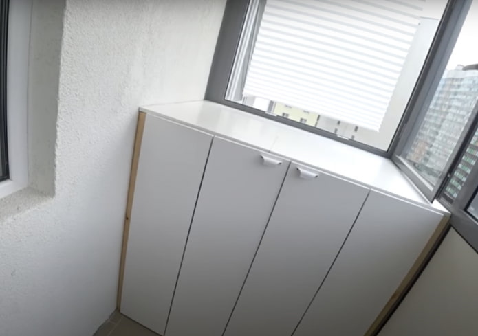 Armoire sur le balcon