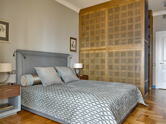 Armoire en bois en tant que cloison à l'intérieur