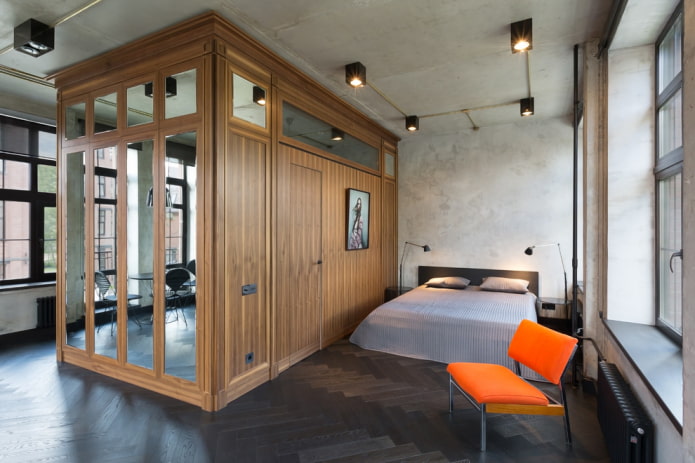 une armoire sous forme de cloison dans un intérieur de style loft