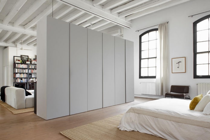 armoire fixe sous forme de cloison à l'intérieur