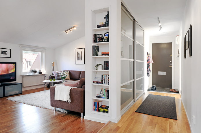 une armoire sous la forme d'une cloison à l'intérieur du couloir-salon