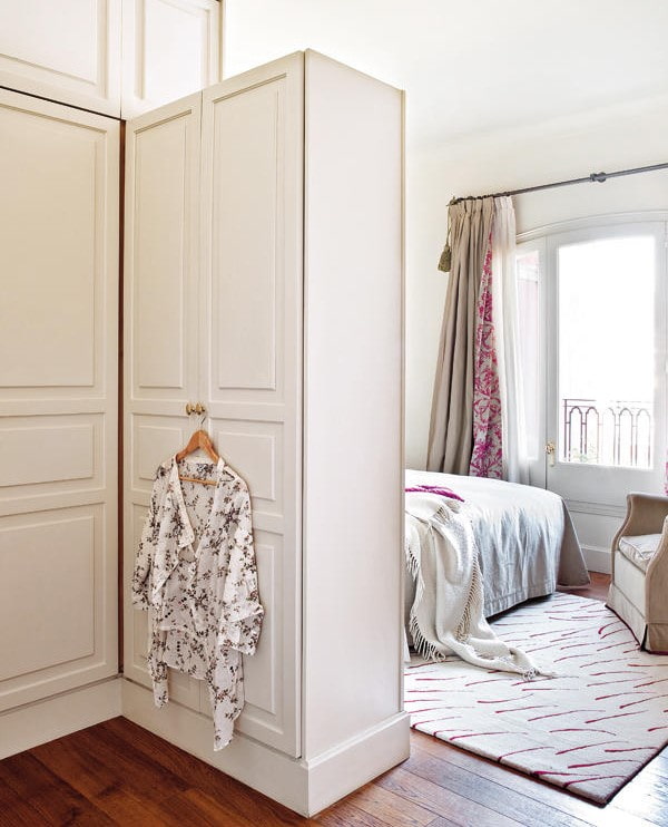 Armoire d'angle en forme de cloison à l'intérieur