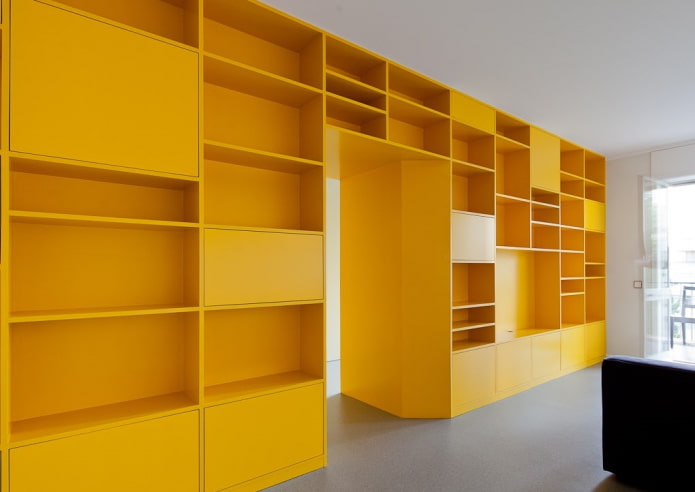 Armoire jaune en forme de cloison à l'intérieur