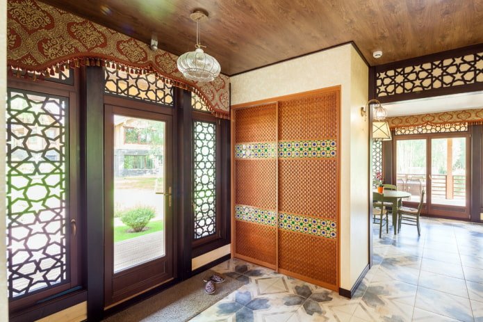 une armoire sous la forme d'une cloison à l'intérieur d'une cuisine-couloir