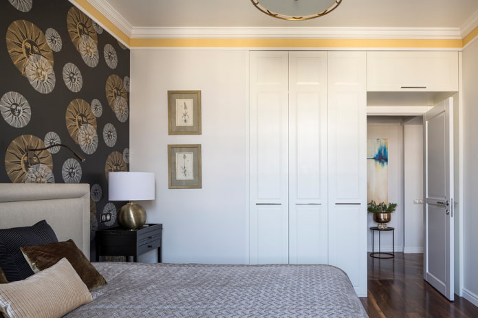 Armoire avec une porte en forme de cloison à l'intérieur