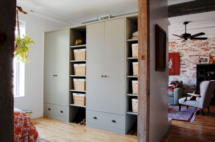 une armoire sous forme de cloison dans un intérieur de style loft
