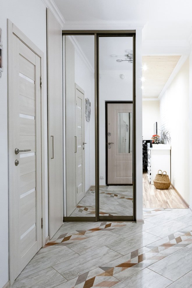 Armoire en forme de cloison à l'intérieur du couloir