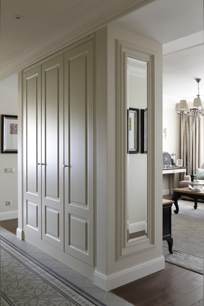 Armoire rectangulaire en forme de cloison à l'intérieur