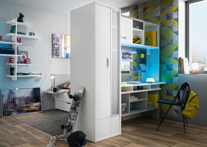 armoire sous forme de cloison à l'intérieur d'une chambre d'enfant