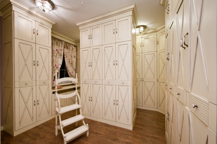 une armoire en forme de cloison dans un intérieur de style provençal