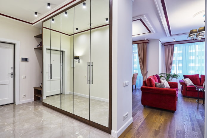 une armoire sous la forme d'une cloison à l'intérieur du couloir-salon