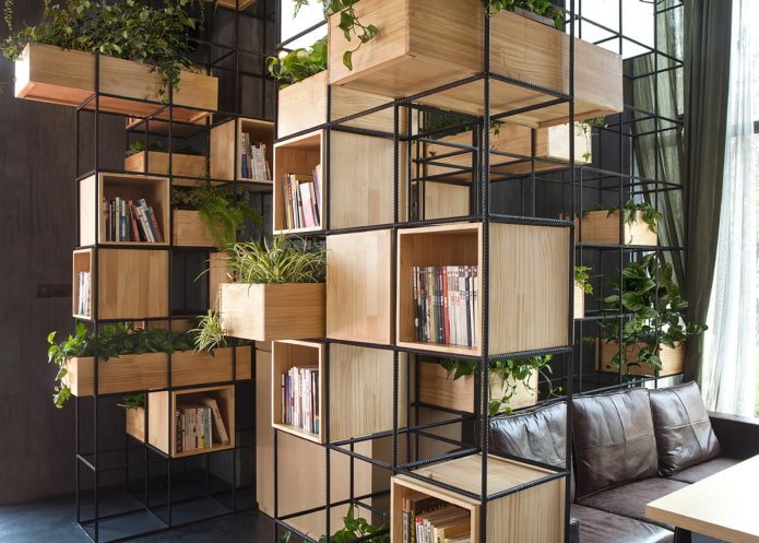 armoire avec un aquarium comme cloison à l'intérieur
