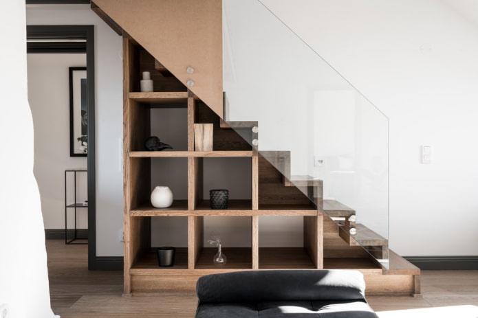 armoire ouverte encastrée sous l'escalier