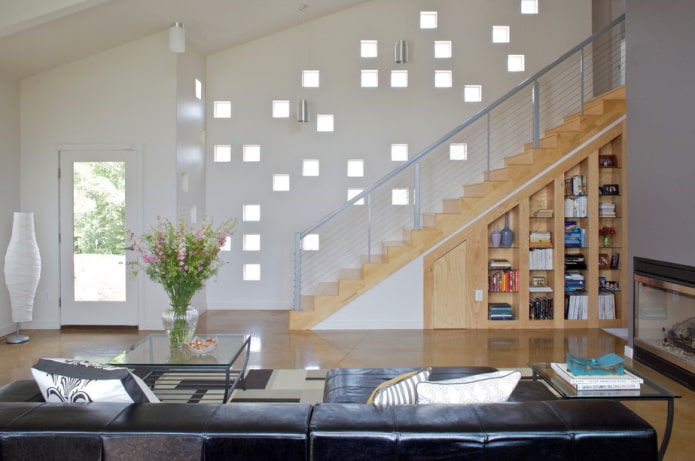 Armoire sous l'escalier dans une maison privée