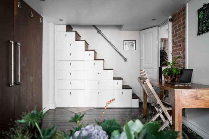 Meuble sous l'escalier dans une maison privée