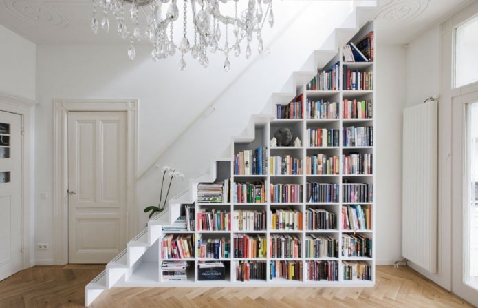 Armoire coulissante sous l'escalier à l'intérieur