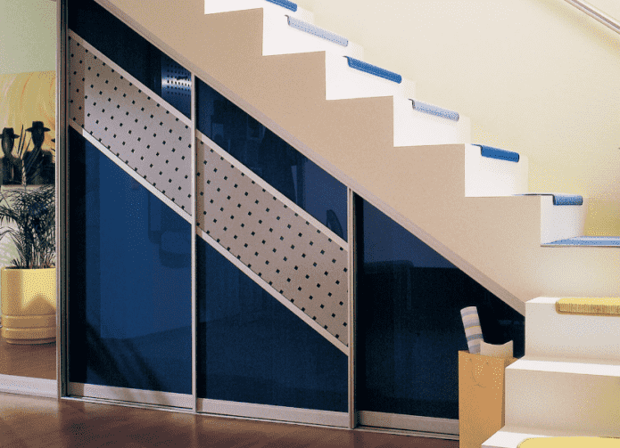 Armoire coulissante sous l'escalier
