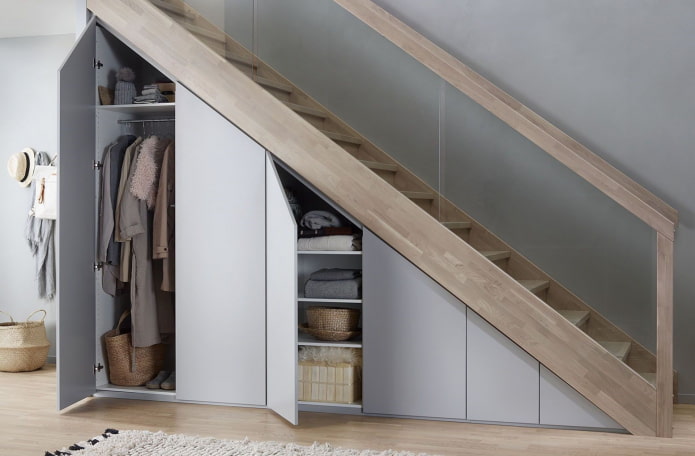 Armoire à portes battantes sous l'escalier