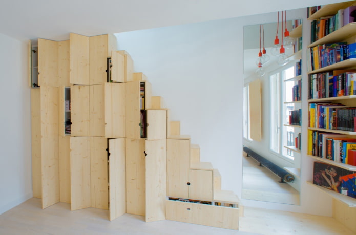 Armoire à portes battantes sous l'escalier
