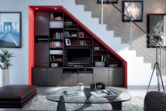 Armoire sous l'escalier à l'intérieur l'intérieur
