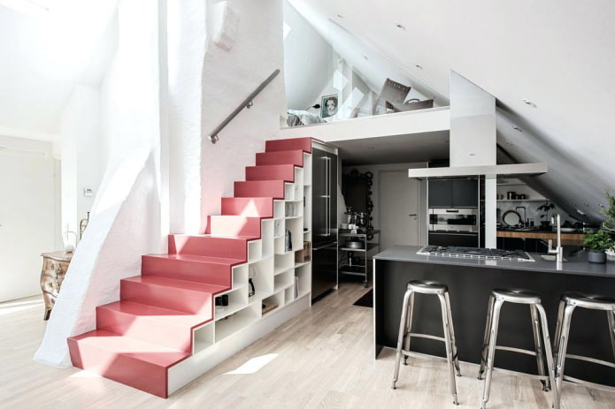 Armoire sous l'escalier à l'intérieur