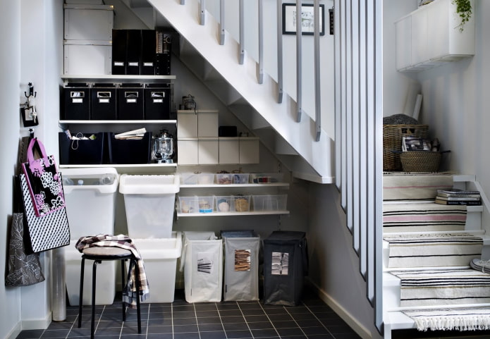 étagères sous l'escalier à l'intérieur