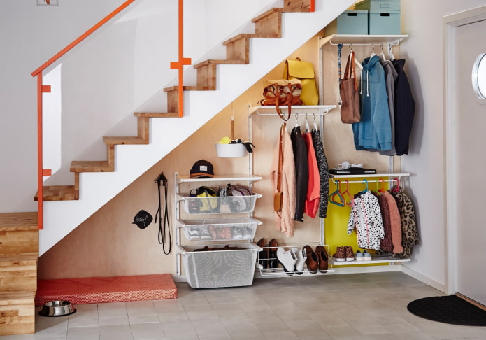 étagères sous l'escalier à l'intérieur