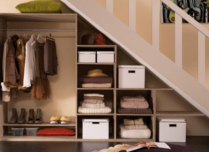 armoire ouverte encastrée sous l'escalier