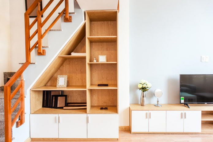 Armoire sous l'escalier à l'intérieur
