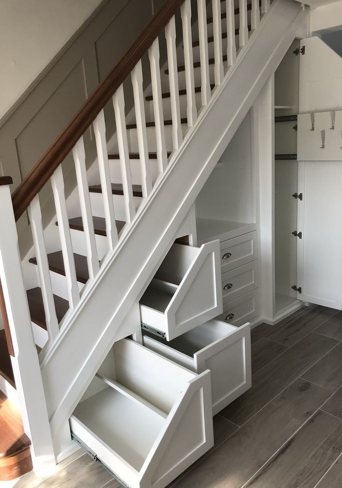 Armoire à tiroirs sous la cage d'escalier
