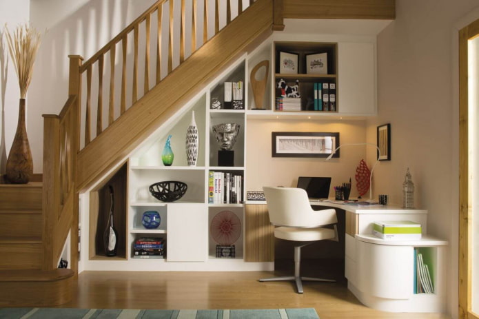 Meuble sous l'escalier dans une maison privée