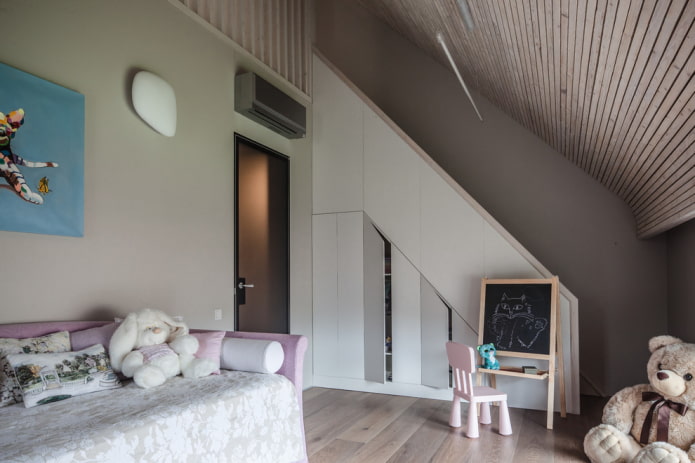 Armoire sous l'escalier dans une maison privée