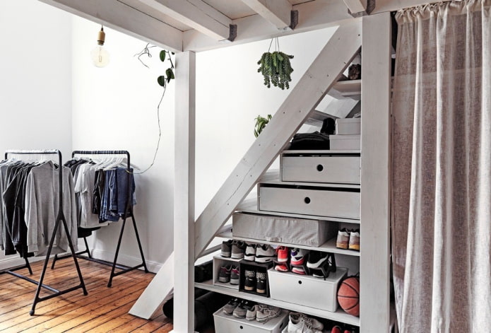 Armoire sous l'escalier à l'intérieur