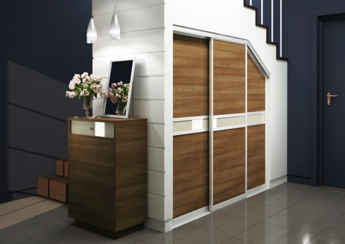 Armoire sous l'escalier