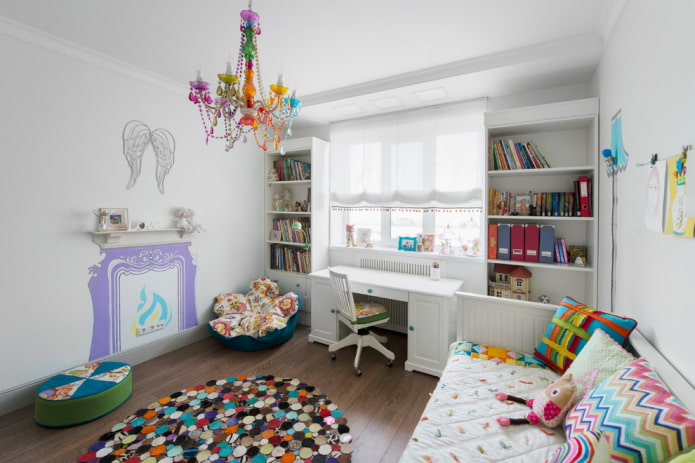 Armoire près de la fenêtre dans une chambre d'enfant