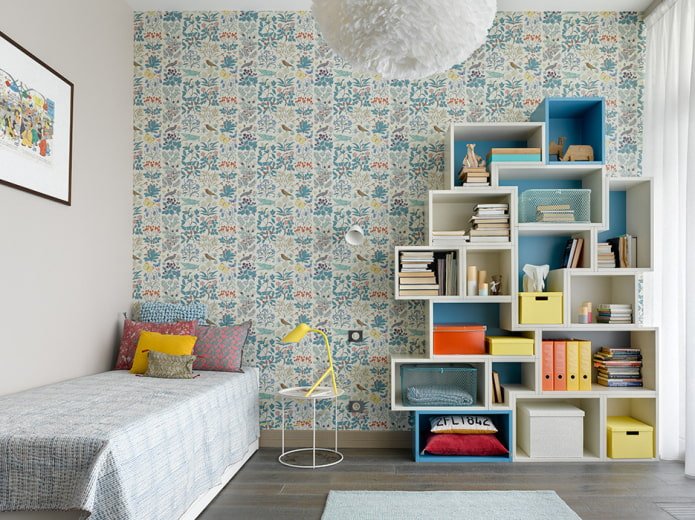étagère à l'intérieur de la chambre d'enfant